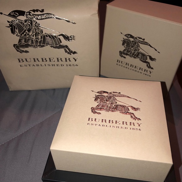 Authentic BURBERRY WOMENS WATCH - Picture 6 of 8